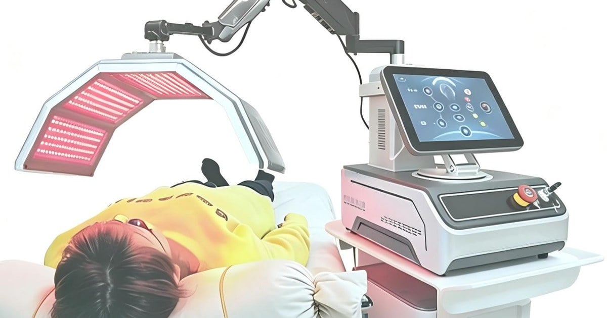 Client receiving red LED light therapy with a professional PDT machine in a clinic