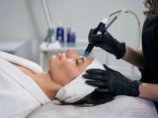 Peeling chimique vs hydrafacial
